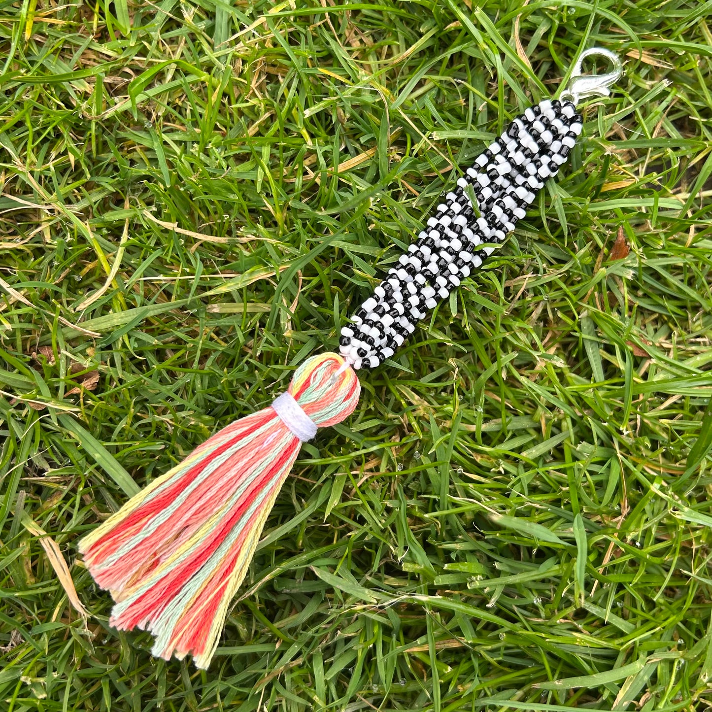 modern daisies scissor fob