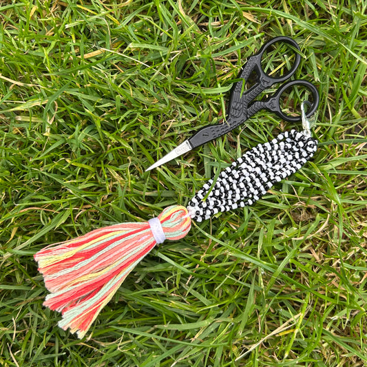 modern daisies scissor fob
